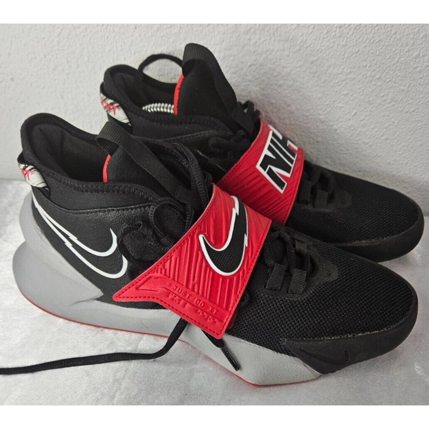 Nike Kyrie Flytrap IV Basketball Sneakers Black/Red Size 5.5 (Women's 7)