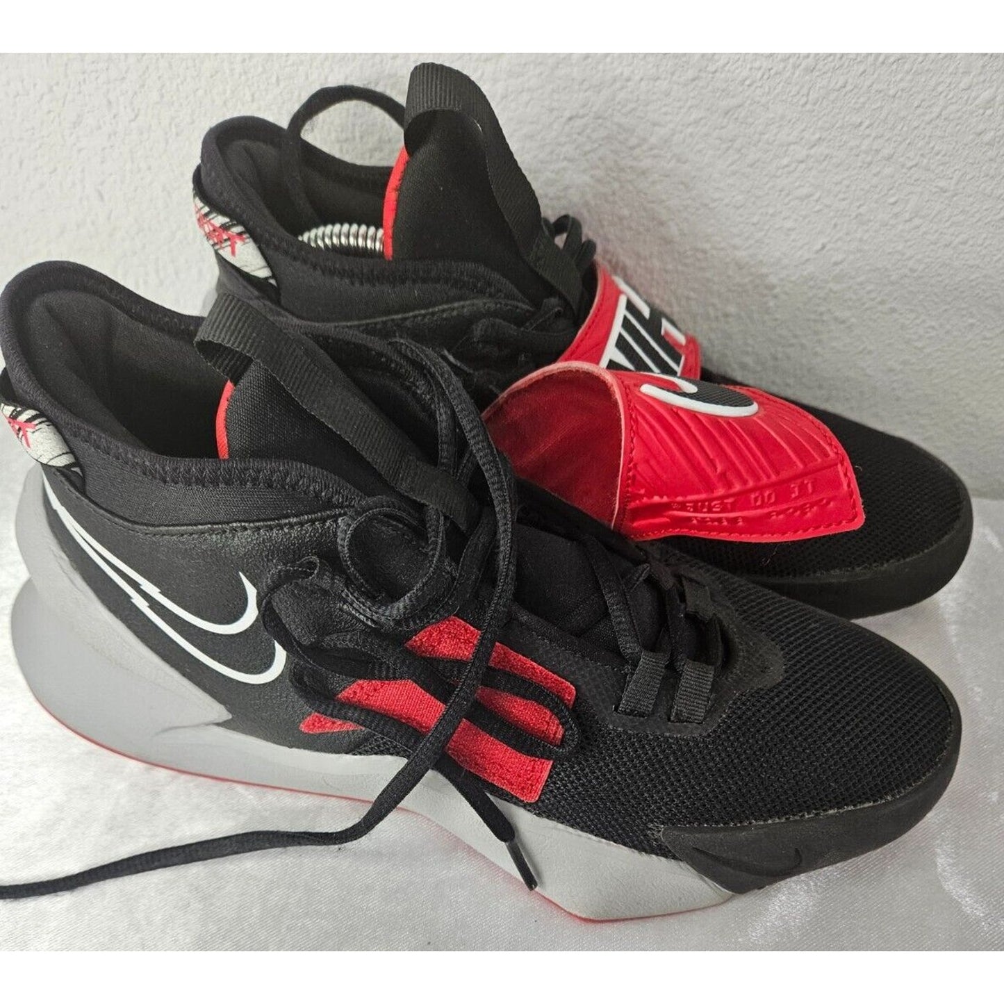 Nike Kyrie Flytrap IV Basketball Sneakers Black/Red Size 5.5 (Women's 7)