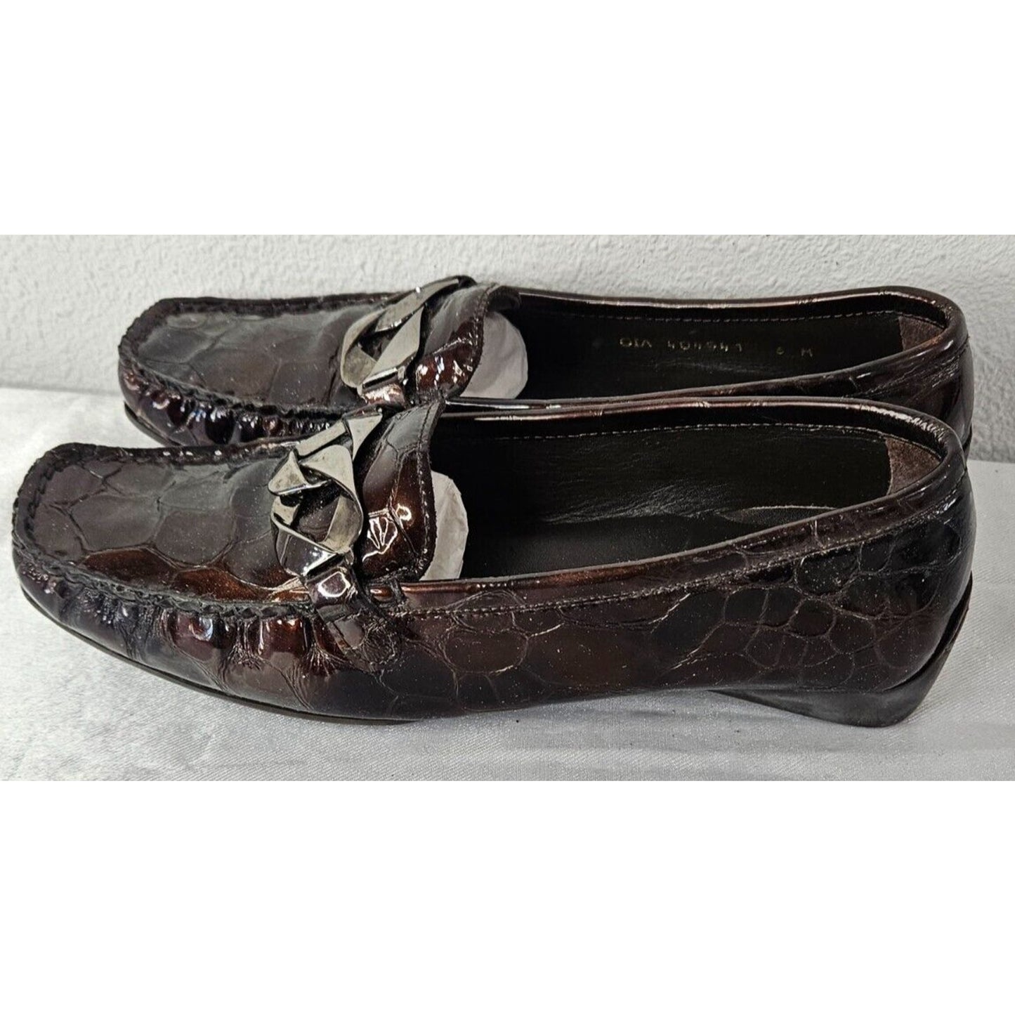 Stuart Weitzman Croc-Embossed Leather Loafers Women’s 6M Brown Chain Detail