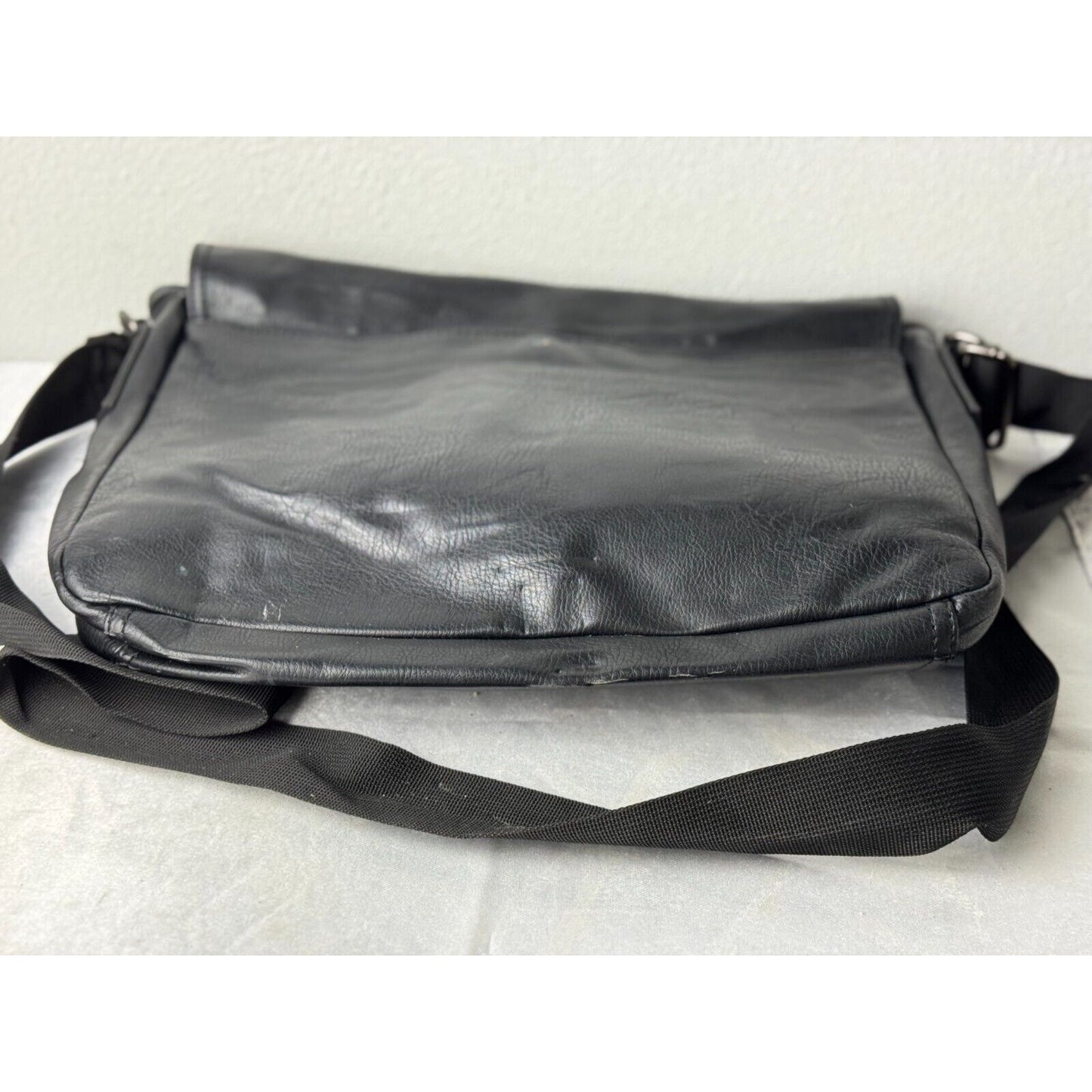 Kenneth Cole Reaction Black Leather Messenger Bag