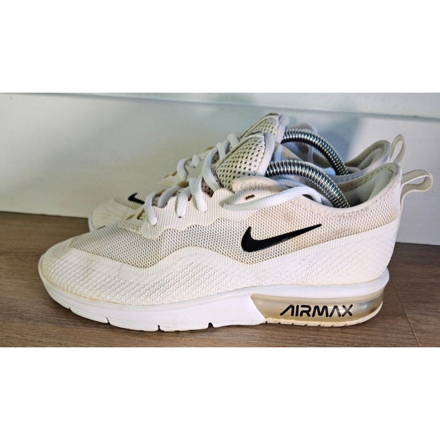 Nike Air Max Motion 2 Women's White Sneakers Size 5.5 Lightweight Athletic Shoes