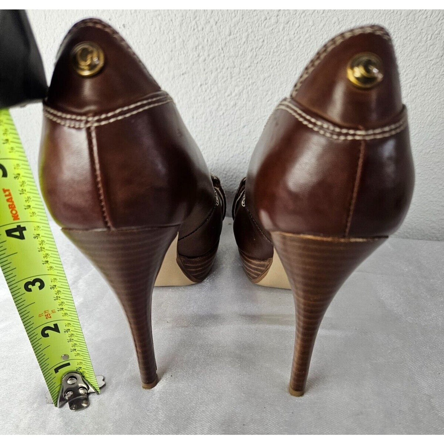 GUESS Women’s Brown Leather Heels Size 7M Gold Chain Accent 4” Stiletto Pump