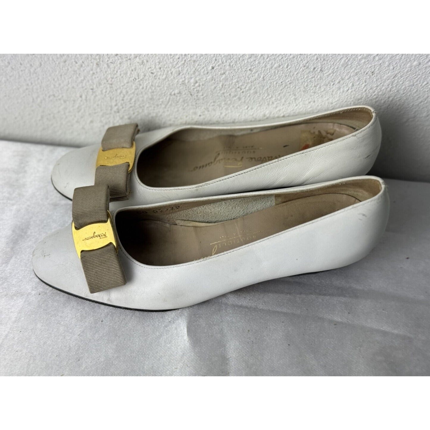 Salvatore Ferragamo Varina Bow Flats Women’s 5 White Leather Gold Hardware Italy