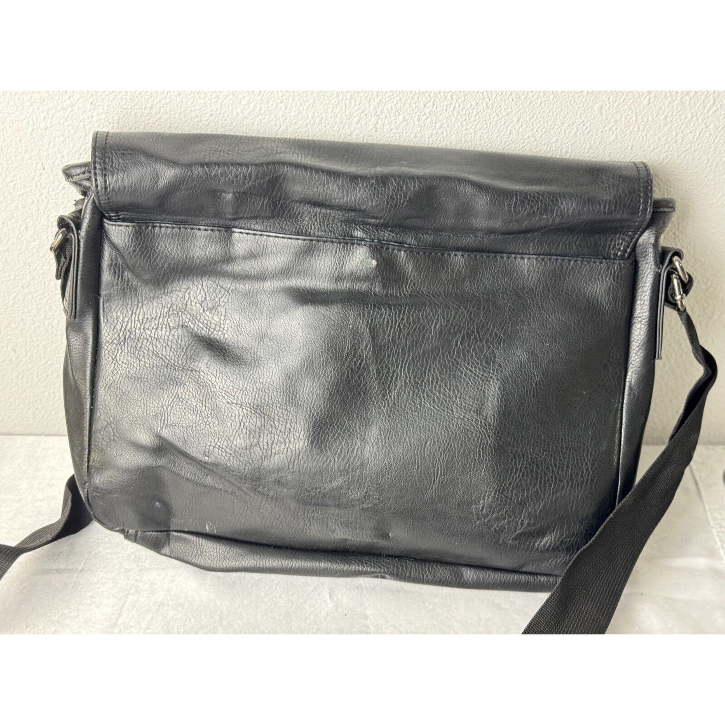 Kenneth Cole Reaction Black Leather Messenger Bag