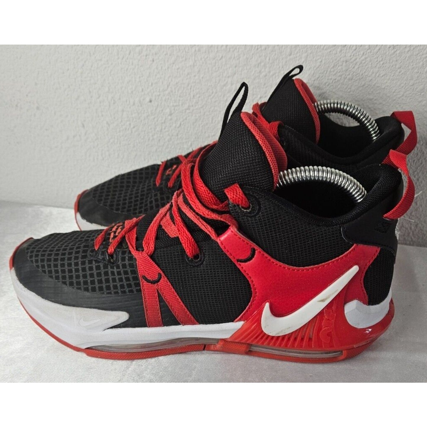 Nike LeBron Witness 7 Basketball Shoes Black Red White Size 6.5 (Women's 8)