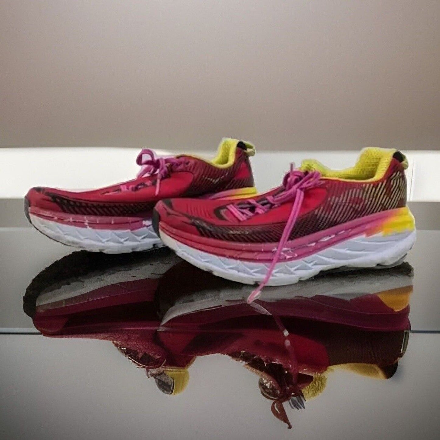 Hoka One One Bondi 5 Women’s Running Shoes – Virtual Pink/Blazing Yellow – Sz 9