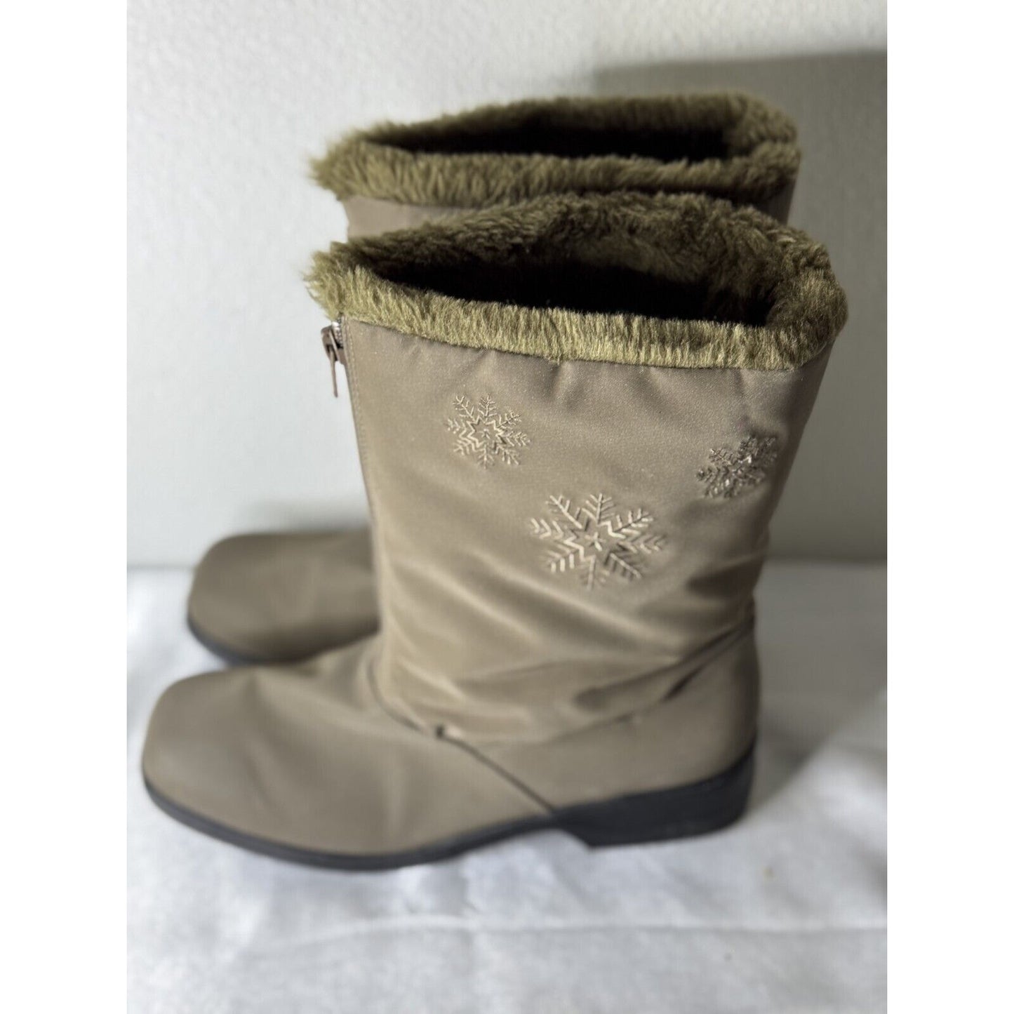 Snowflake Women’s Taupe Faux Fur Lined Winter Boots Size 9M